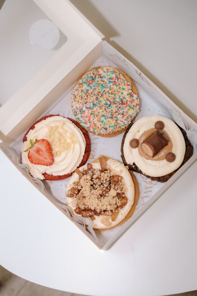 Open Lá Sweet-box met vier crumble cookies, van boven