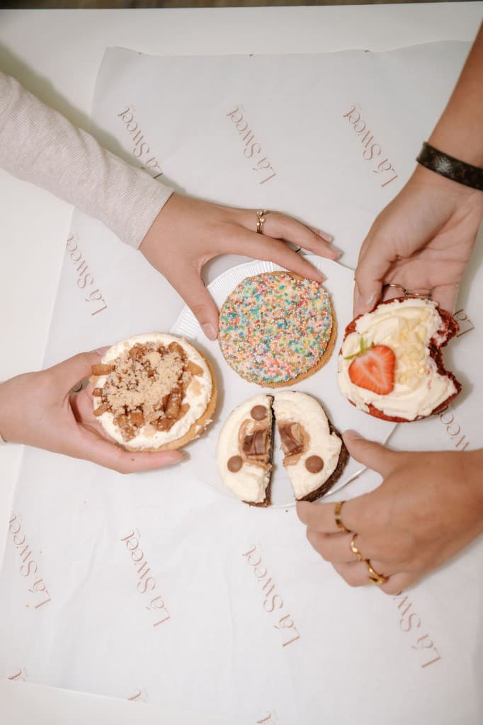 Red velvet aardbei crumble cookie van Lá Sweet