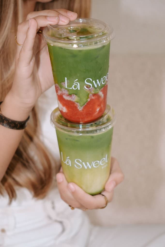 Twee gestapelde iced matcha's van Lá Sweet by Ela in Enschede