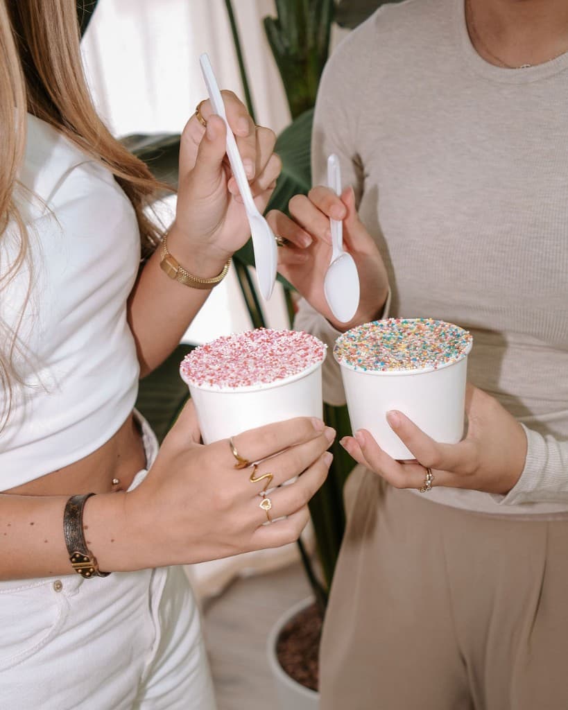 Twee crumble cookies met sprinkles op Lá Sweet-papier