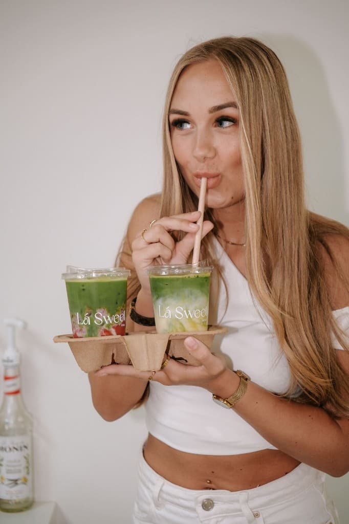 Ela drinkt iced matcha bij Lá Sweet in Enschede