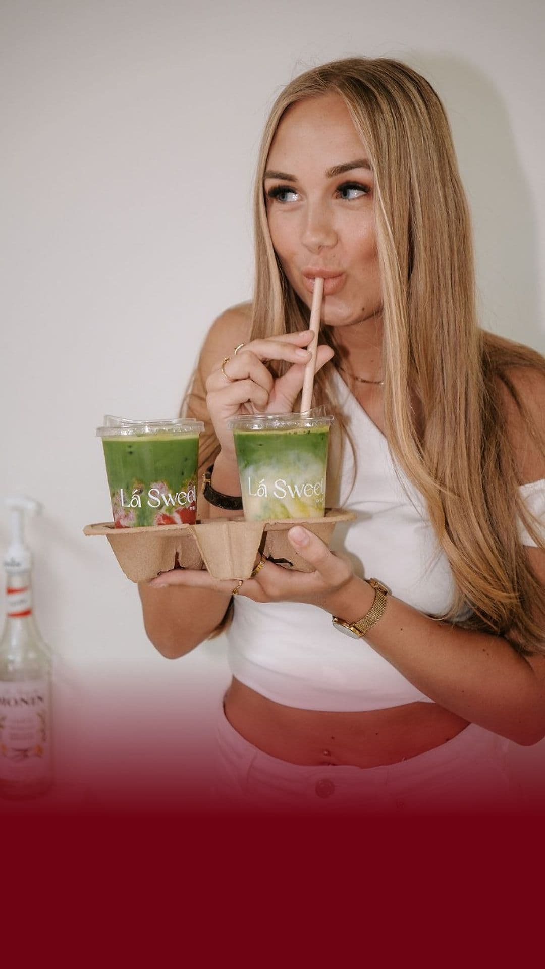 Ela met twee iced matcha's in een cupholder