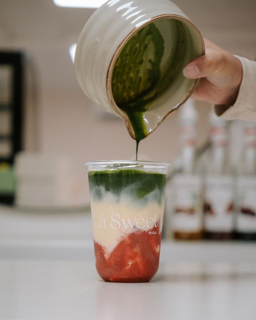 Iced matcha pour