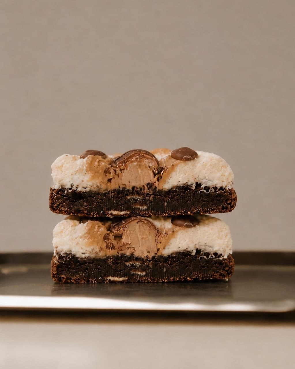Twee doorgesneden Brownie Kinder Bueno cookies van Lá Sweet