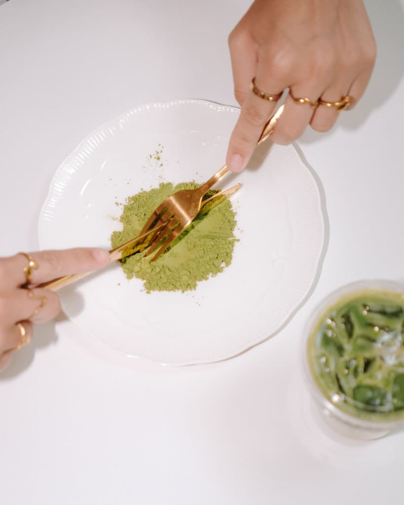 Matcha poeder en gouden details bij Lá Sweet by Ela