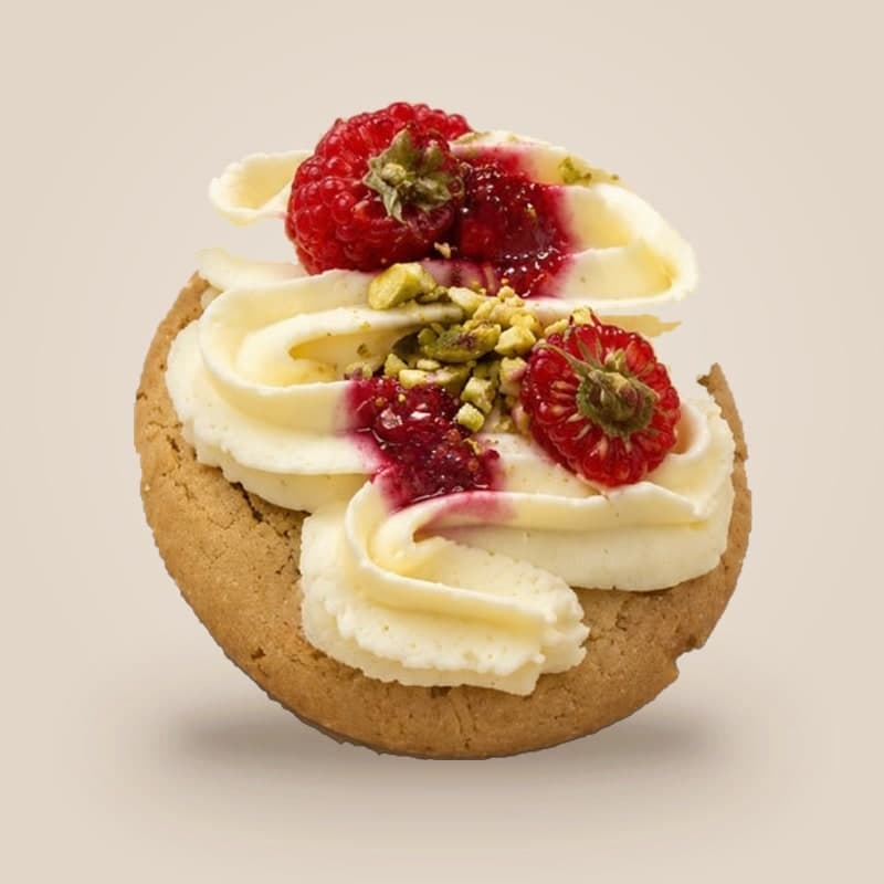 Pistache framboos crumble cookie van Lá Sweet, met room, frambozen en pistache
