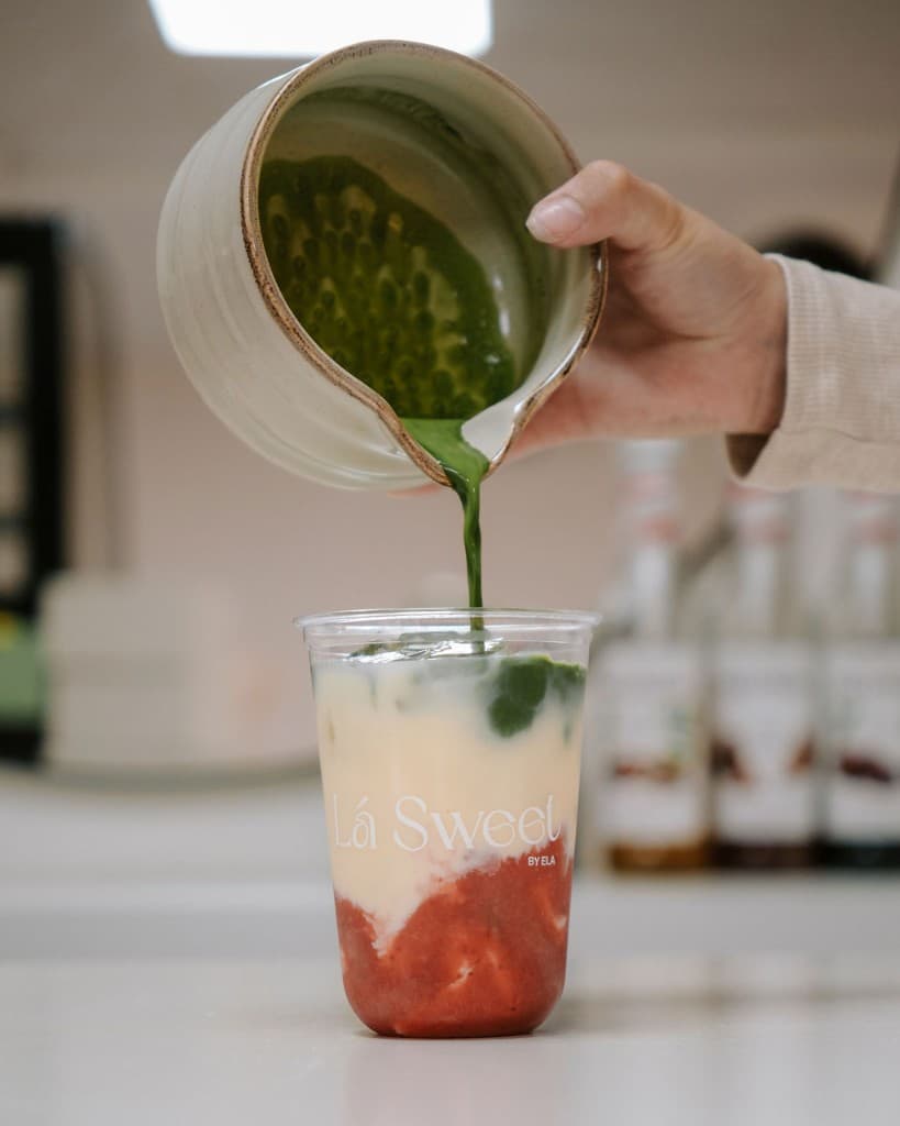 Iced strawberry matcha bij Lá Sweet in Enschede